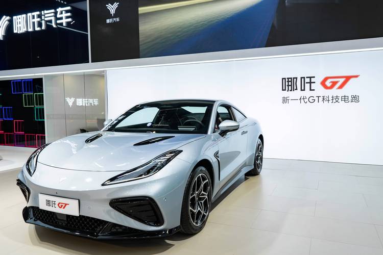 深圳118哪吒汽车在智能汽车领域的表现，领途汽车在新能源汽车市场中的影响力